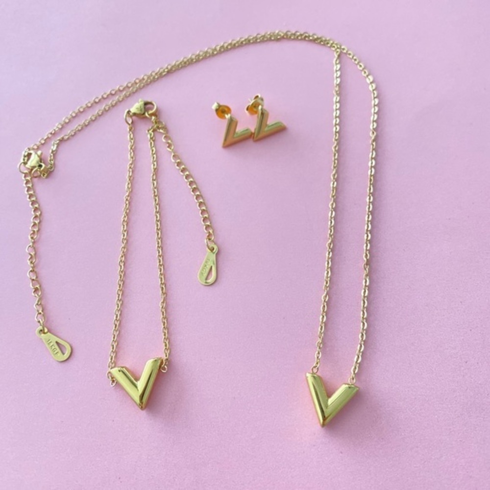 18KGP Stainless Steel “V” Letter Jewelry. Unbranded👑🖤✨